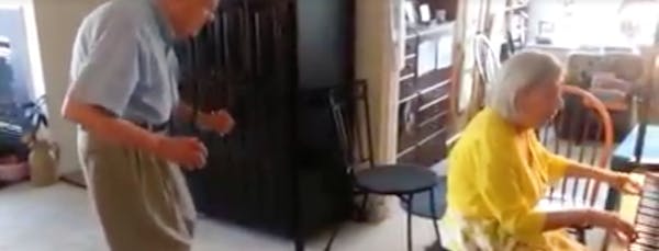 anziano balla sulle note suonate al pianoforte dalla moglie